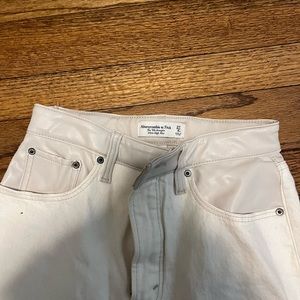 ABERCROMBIE WHITE LEATHER DETAILED JEANS